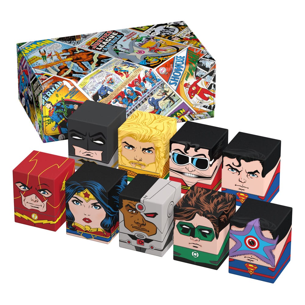 Das  DC Justice League™ Collectors Case im Vintage Comics Design von Squaroes und die DC Justice League Deck Boxen: Batman, Aquaman, Plasitc Man, Superman, Flash, Wonder Woman, Cyborg, Green Lantern und Starro