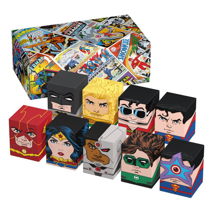 Das  DC Justice League™ Collectors Case im Vintage Comics Design von Squaroes und die DC Justice League Deck Boxen: Batman, Aquaman, Plasitc Man, Superman, Flash, Wonder Woman, Cyborg, Green Lantern und Starro