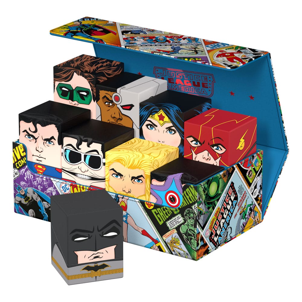 Das  DC Justice League™ Collectors Case im Vintage Comics Design von Squaroes demonstriert die Aufbewahrung der DC Justice League Deck Boxen