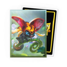 Die Brushed Art Sleeves von Dragon Shield mit dem Artwort "The Burnbug" demonstriert