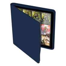 Das 12-Pocket Zipfolio von Ultimate Guard stehend mit sleeved Sammelkarten