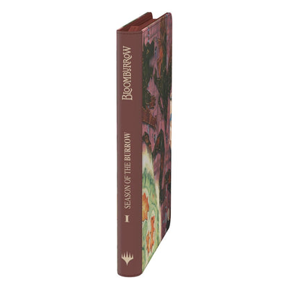 Das Zipfolio 360 von Ultimate Guard im MTG Bloomburrow Design "Season of the Borrow" präsentiert den Binder Rücken