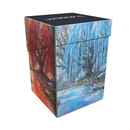 Die Rückseite der 100+ Deck Box von Ultra Pro im MTG Bloomburrow Season Land Design "Three Tree City"